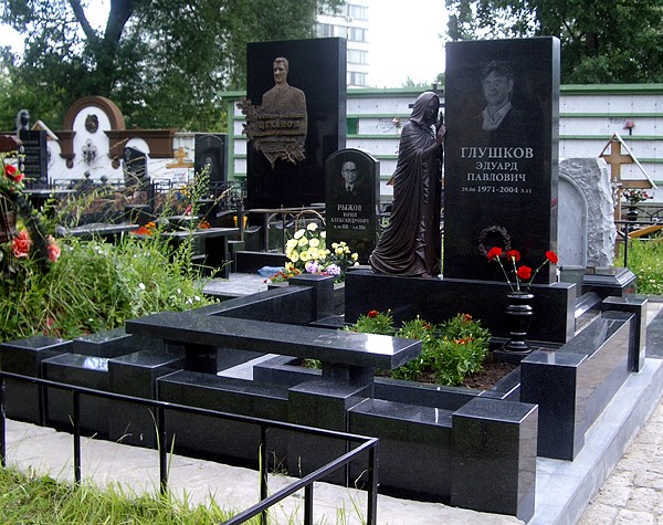 Примеры памятников из черного  гранита