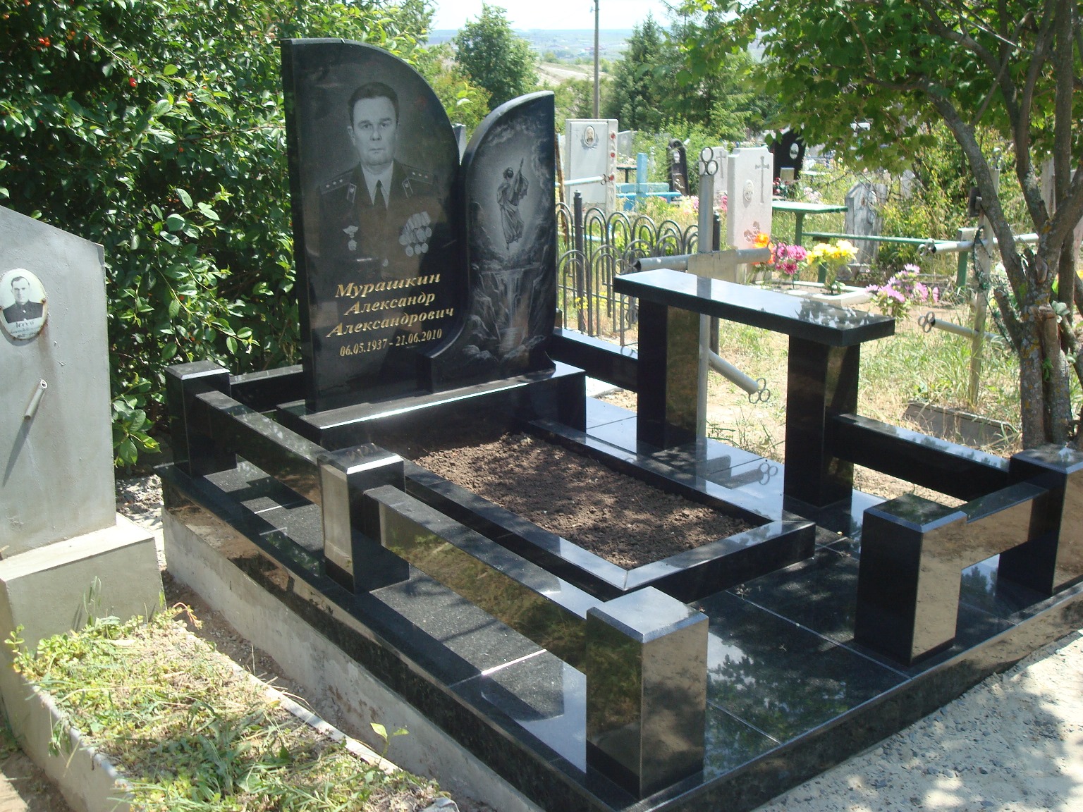Примеры памятников из черного  гранита